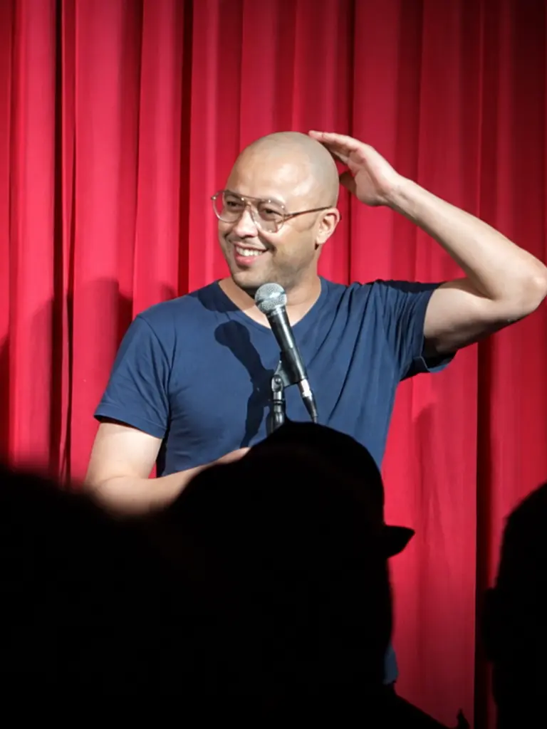 Badr tijdens een optreden voor Hart voor Humor.