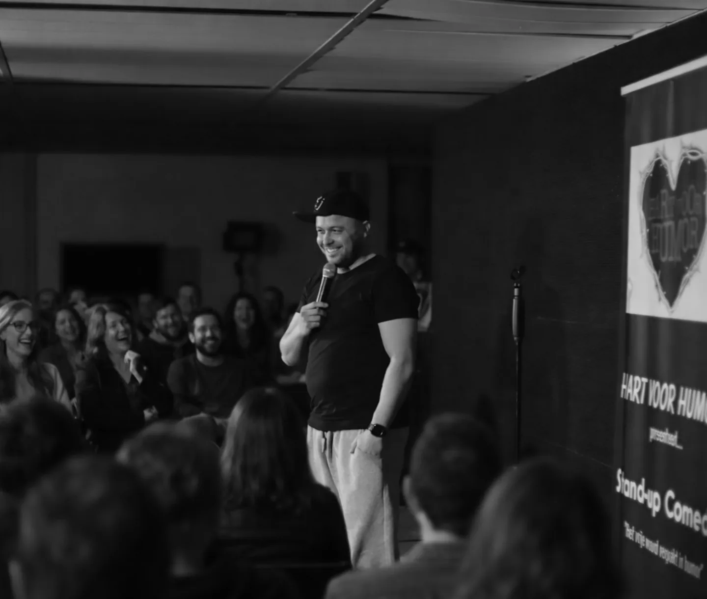 Close-up van lachend publiek dat zichtbaar geniet van de avond.