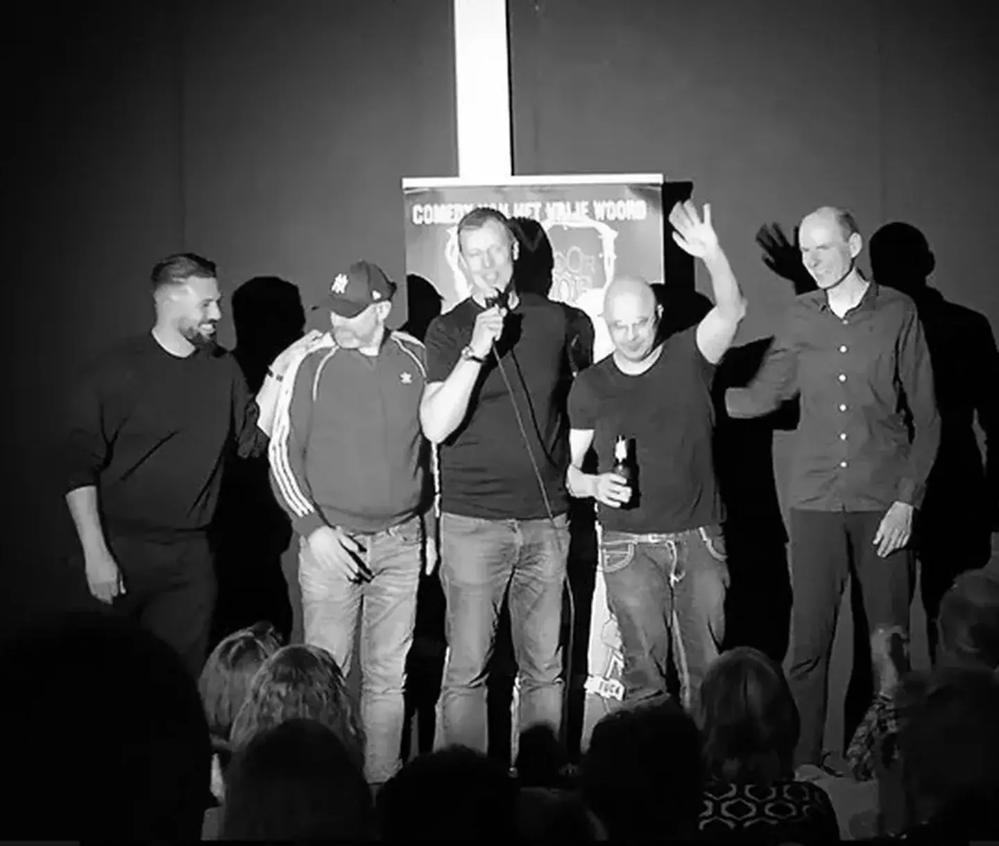 Afsluitmoment op het podium met publiek op de voorgrond.