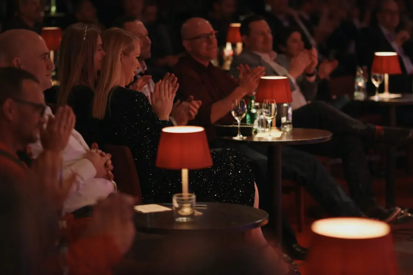 Publiek van Hart voor Humor dat applaudisseert.