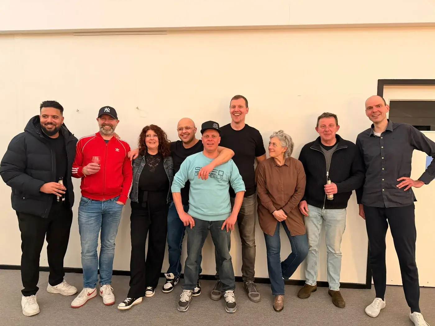 Groepsfoto van de locaties en mensen rond Hart voor Humor.