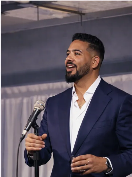 Jonathan als host van de avond op het podium.