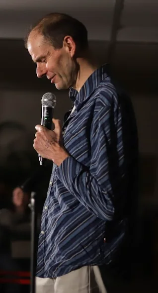 Wouter op het podium tijdens een optreden.