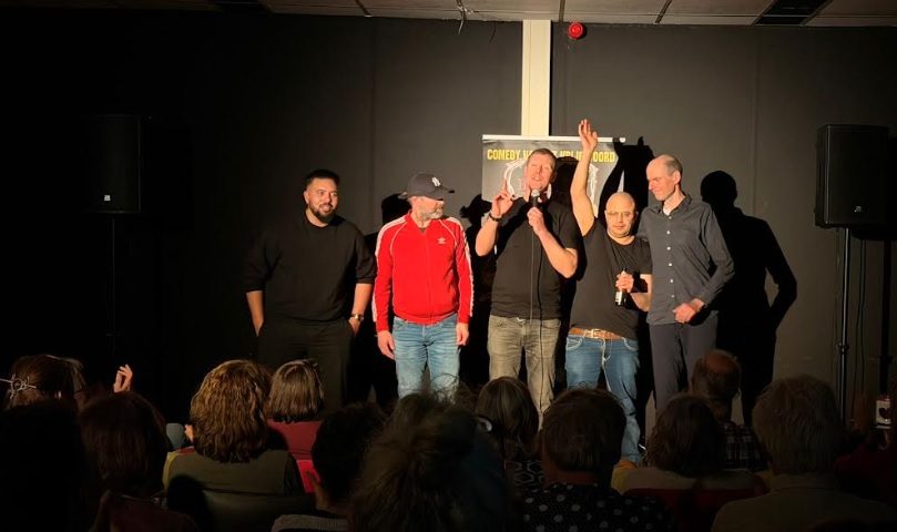 Comedians van Hart voor Humor op het podium.