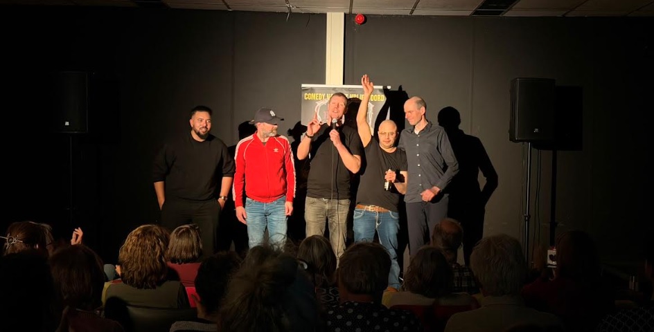 Comedians van Hart voor Humor op het podium.