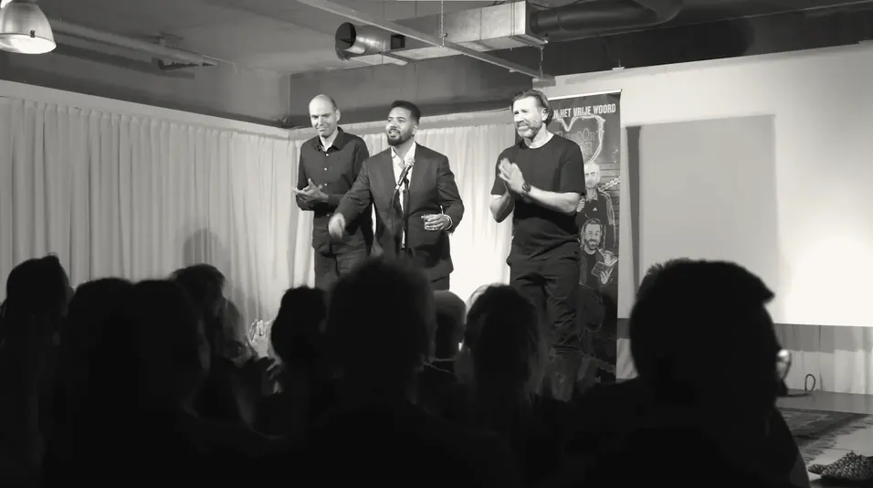 Comedians van Hart voor Humor op het podium.